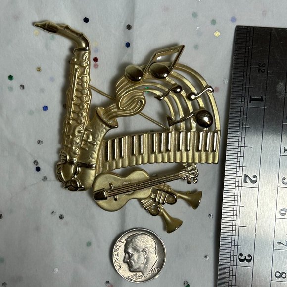 Vintage Signed AJC Gold Musical Brooch Pin Saxophone Guitar Keyboard Music Notes - Picture 2 of 8